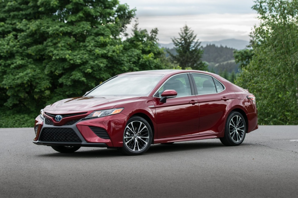 2020_Toyota_Camry_SE_Hybrid_01-1500x1001.jpg