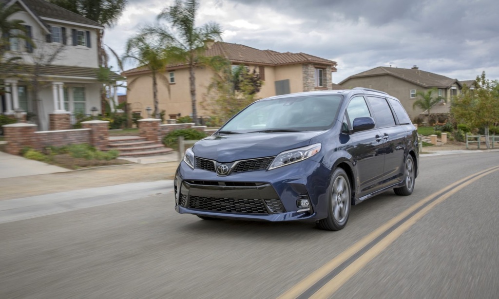 2018_Toyota_Sienna_SE.jpg