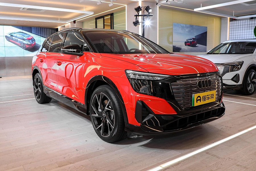 AUDI Q5 e-tron Model 50 quattro ART and Creation Collection