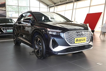 AUDI Q4 e-tron Model 40 Tron