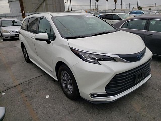 TOYOTA SIENNA XLE 2021